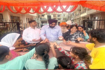 Mayor Sarabjeet Singh Samana serves cold drinking water during the Chhabeel Seva at Shine Enclave, Sector 71, SAS Nagar Mohali