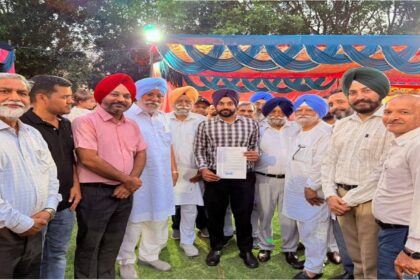 Mayor Sarabjeet Singh Samana, Senior Deputy Mayor, Deputy Mayor, and the Municipal Corporation team being honoured by residents during a community function in Mohali