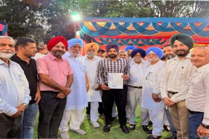 Mayor Sarabjeet Singh Samana, Senior Deputy Mayor, Deputy Mayor, and the Municipal Corporation team being honoured by residents during a community function in Mohali.