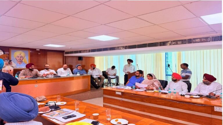 Mayor Sarabjeet Singh Samana Holds Review Meeting with Mohali Councillors to Discuss Ward Development