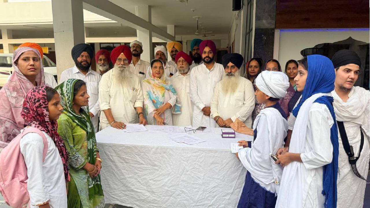 Mayor Sarabjeet Singh Samana participates in the Gurbani, poetry, speech, and turban competition at Gurdwara Sri Kalgidhar Singh Sabha in Mohali.