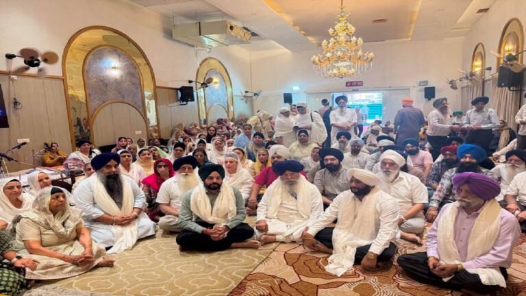 Mayor Sarabjeet Singh Samana Seeks Blessings at Gurdwara Akal Ashram, Sohana and Extends Best Wishes to Gurmat Preachers
