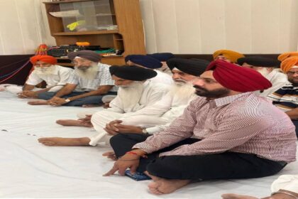 Mayor Sarabjeet Singh Samana offers prayers at Gurdwara Singh Sabha in Sector 89, SAS Nagar Mohali, and interacts with members of the congregation.