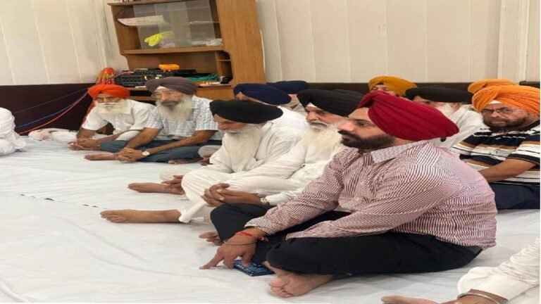 Mayor Sarabjeet Singh Samana Offers Prayers at Gurdwara Singh Sabha, Sector 89, Mohali