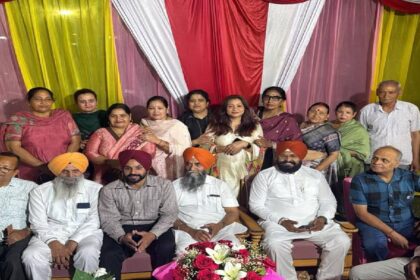 Mayor Sarabjeet Singh Samana congratulates Ward No. 50 Councillor Harpal Singh Brar Ji during a felicitation programme at Main Park, Sector 57, Mohali.