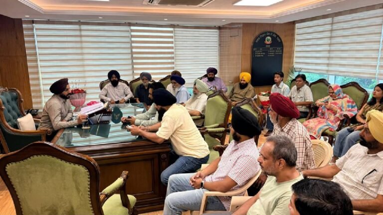 Mayor Sarabjeet Singh Samana Meets Constituency Residents, Assures Timely Resolution of Public Issues