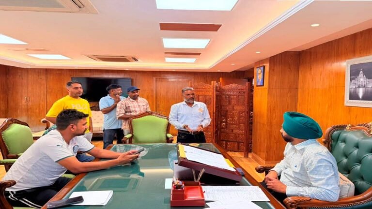 Mayor Sarabjeet Singh Samana Meets Residents from Across Mohali, Assures Timely Resolution of Civic Issues
