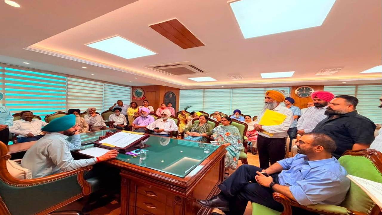 Mayor Sarabjeet Singh Samana meeting residents from different areas of SAS Nagar Mohali at his office to discuss civic issues and public grievances
