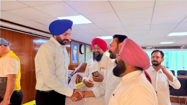 Mayor Sarabjeet Singh Samana Meets Mohali Residents, Assures Prompt Resolution of Public Grievances