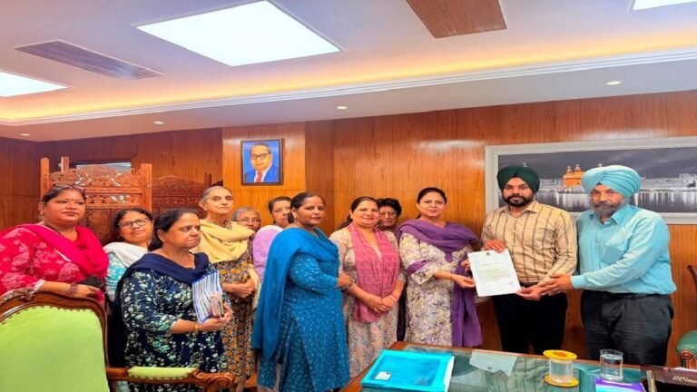Mayor Sarabjeet Singh Samana Meets Mohali Residents, Assures Timely Resolution of Civic Issues