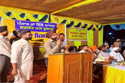 Mayor Sarabjeet Singh Samana addresses residents during a public dialogue programme in Phase 6, SAS Nagar Mohali, on development and public welfare initiatives