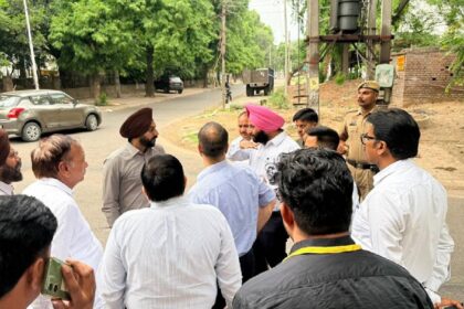 Mayor Sarabjeet Singh Samana inspecting sanitation and water drainage arrangements in different areas of SAS Nagar Mohali with Municipal Corporation officials.