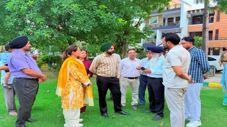 Mayor Sarabjeet Singh Samana Visits Sector 70 Park, Reviews Civic Issues and Directs Improvement Works