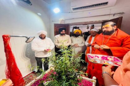 Mayor Sarabjeet Singh Samana offers prayers at Shri Amritsar Mahadev Temple in Sector 89, Mohali, and receives the blessings of Swami Sambarananda Brahmachari Ji Maharaj