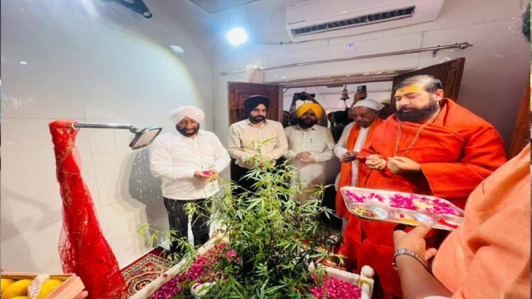 Mayor Sarabjeet Singh Samana Seeks Blessings at Shri Amritsar Mahadev Temple in Sector 89, Mohali