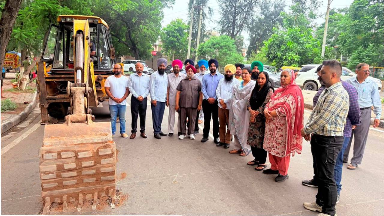 Mayor Sarabjeet Singh Samana inspects storm sewer cleaning work and flood prevention measures from Madanpur Chowk to Diplast Chowk in Mohali