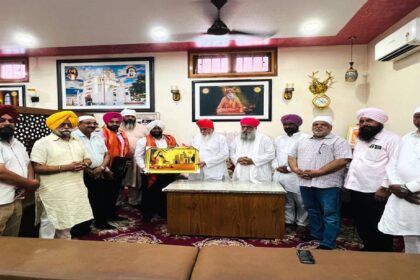 MLA Kulwant Singh meeting Sant Baba Niranjan Das Maharaj Ji at Dera Sachkhand Ballan and seeking his blessings.