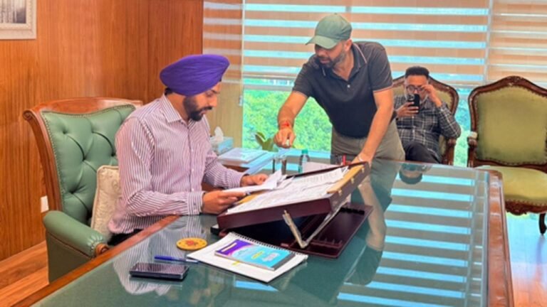 Mayor Sarabjeet Singh Samana Meets Mohali Residents, Assures Early Resolution of Public Issues