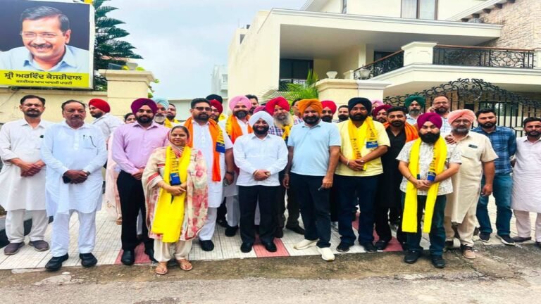 Congress Councillor Harjit Singh Bholu Joins Aam Aadmi Party Along with Supporters in Mohali