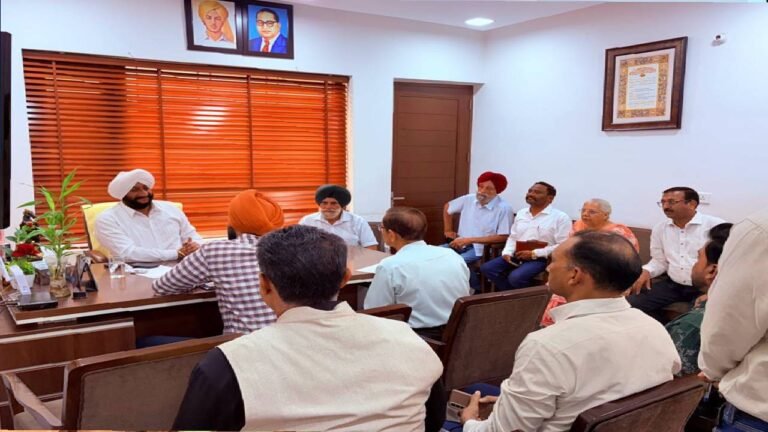 Kulwant Singh Meets Mohali Residents, Assures Early Resolution of Public Issues