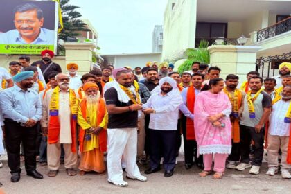 MLA Kulwant Singh welcomes more than 20 families from Balongi into the Aam Aadmi Party in Mohali.