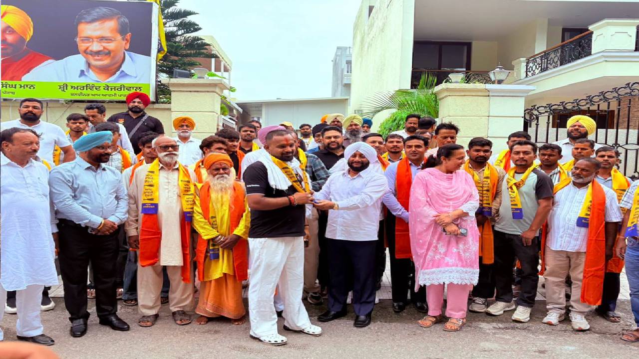 MLA Kulwant Singh welcomes more than 20 families from Balongi into the Aam Aadmi Party in Mohali.