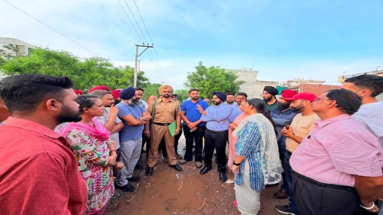 Mayor Sarabjeet Singh Samana Visits Ansal Society, Assures Residents of Early Resolution of Civic Issues