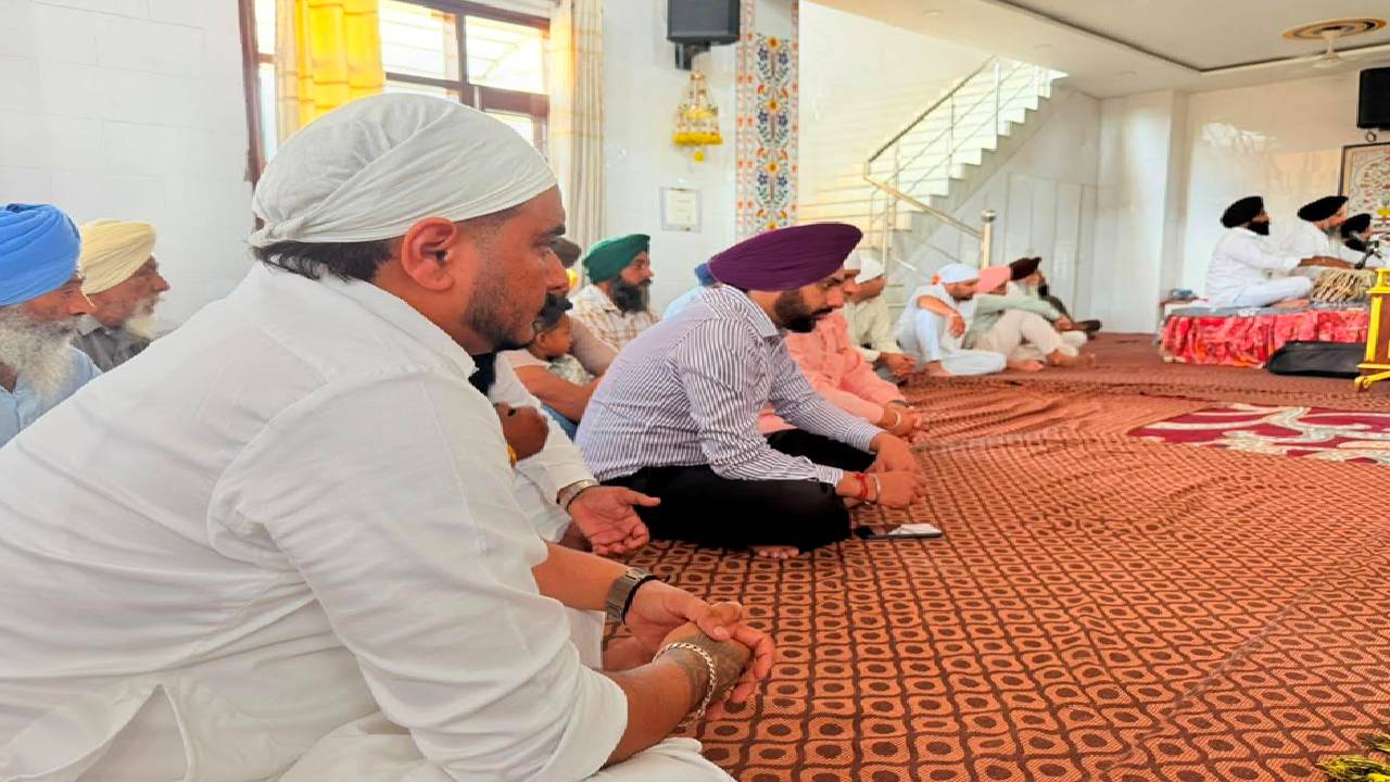 Mayor Sarabjeet Singh Samana attends the Antim Ardas of late Sardar Sohan Singh Ji at Gurdwara Sahib Patti Kamboj and offers condolences to the family.