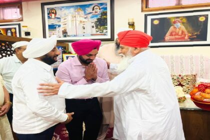 Mayor Sarabjeet Singh Samana receives the blessings of Sant Baba Niranjan Das Maharaj Ji during his visit to Dera Sachkhand Ballan.