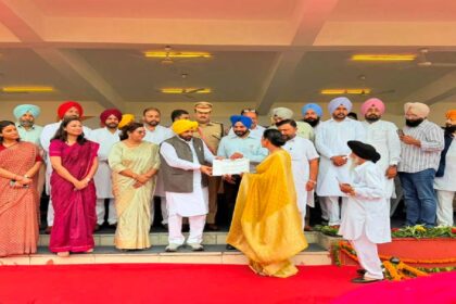 Mayor Sarabjeet Singh Samana participates in the 80th Independence Day flag-hoisting ceremony at Government College Phase 6 Mohali with Cabinet Minister Harbhajan Singh ETO.