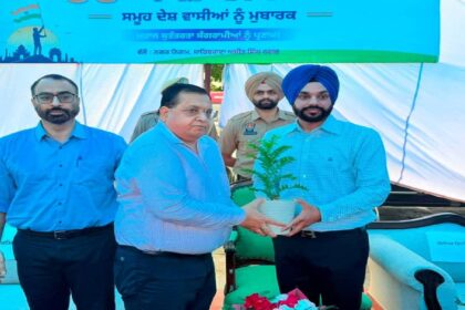 Mayor Sarabjeet Singh Samana attends Independence Day celebrations organised by Mohali Municipal Corporation and honours achievers from various fields
