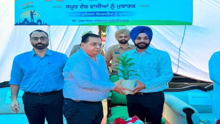 Mayor Sarabjeet Singh Samana Joins Independence Day Celebrations in Mohali, Honours Achievers