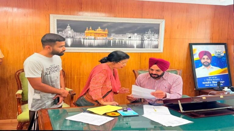 Mayor Sarabjeet Singh Samana Meets Mohali Residents, Assures Prompt Resolution of Local Issues