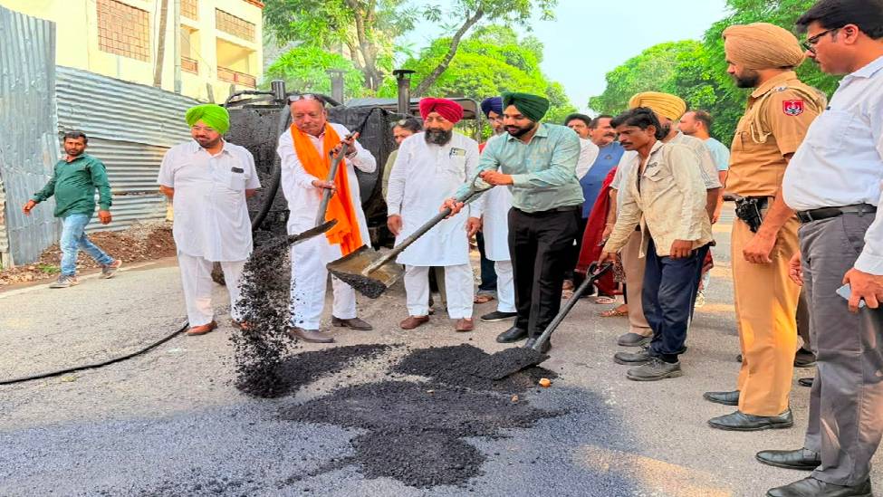 Mayor Sarabjeet Singh Samana inspects ongoing development works and cleanliness arrangements in different areas of Mohali city.