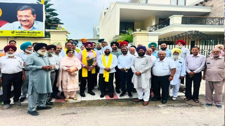 Mayor Sarabjeet Singh Samana Receives Congratulatory Visit from PUDA Employees in Mohali
