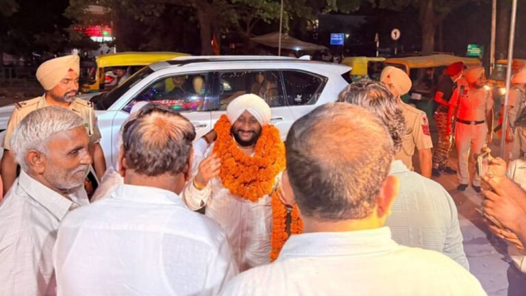 Kulwant Singh Attends Janmashtami Bhajan Sandhya at Shri Durga Mandir Phase 6