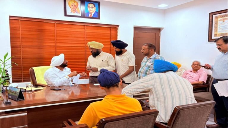 Kulwant Singh Meets Mohali Residents, Assures Early Resolution of Public Issues