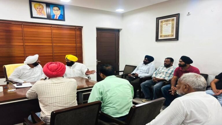 Kulwant Singh Meets Mohali Residents, Assures Early Resolution of Public Issues