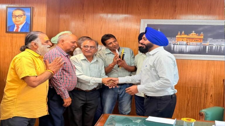 Mayor Sarabjeet Singh Samana Meets Residents from Different Wards of Mohali, Assures Prompt Resolution of Issues