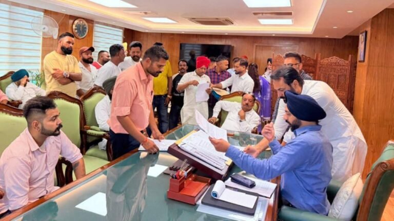 Mayor Sarabjeet Singh Samana Meets Residents from Different Wards of Mohali, Assures Prompt Resolution of Issues