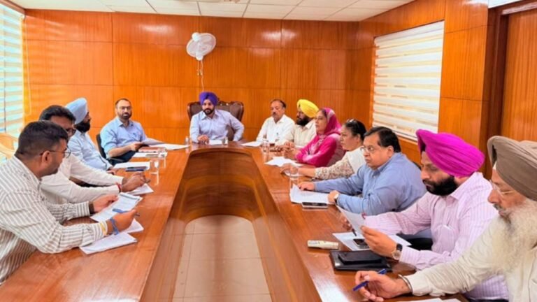 Mayor Sarabjeet Singh Samana Meets Residents from Different Wards of Mohali, Assures Prompt Resolution of Issues