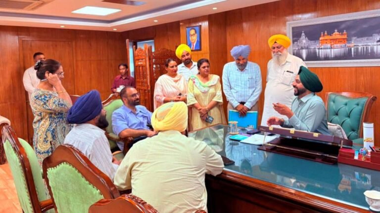 Mayor Sarabjeet Singh Samana Meets Residents from Different Wards of Mohali, Assures Prompt Resolution of Issues