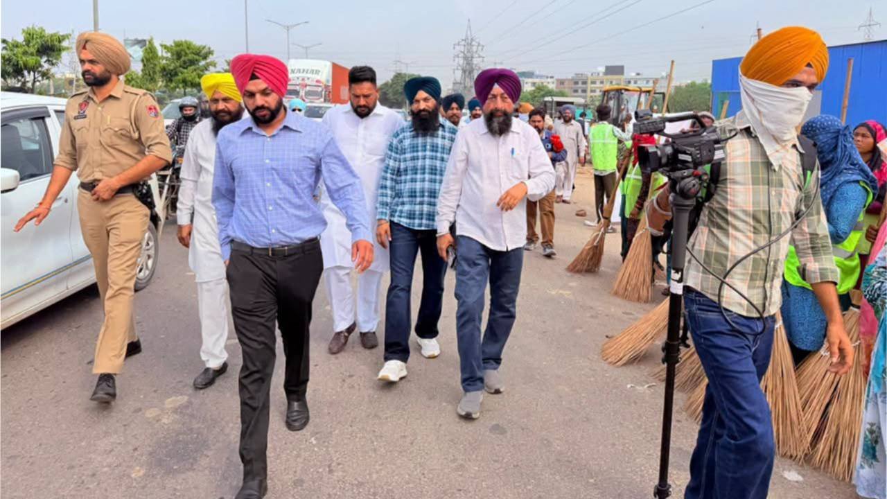 Mayor Sarabjeet Singh Samana and his team participating in a cleanliness drive in Mohali