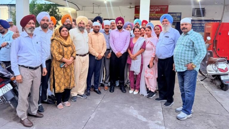 Mayor Sarabjeet Singh Samana Holds Meeting with Phase-11 Residents Over Garbage Issue, Assures Permanent Solution