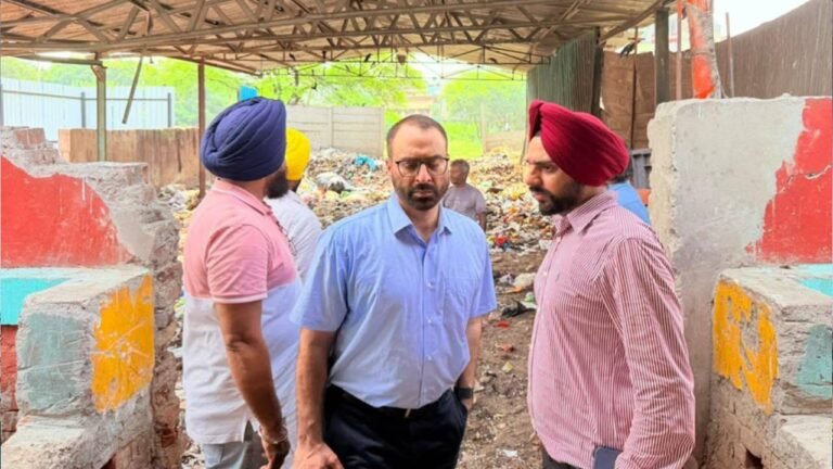 Mayor Samana Inspects Sector-71 RMC Point, Orders Immediate Cleanliness Measures