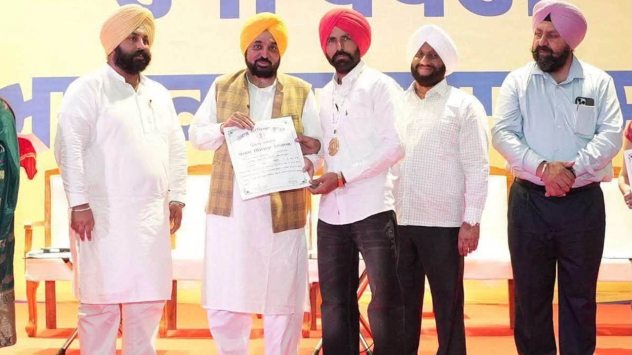 Punjab CM Bhagwant Mann felicitates teachers during the Teachers’ Day event in Mohali.